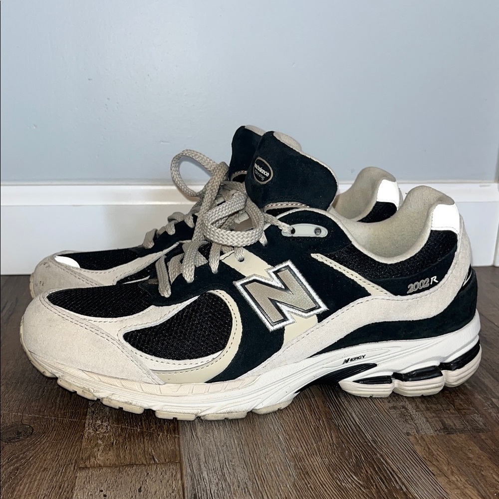 NEW BALANCE - Men’s 2002r Classics - Black and Cream - Size 9